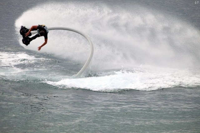 hombre practicando flyboard en el mar.jpg